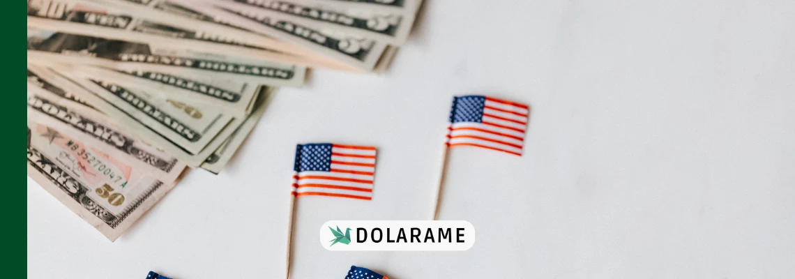 Dinheiro espalhado na mesa e bandeira dos estados unidos para indicar o investimento de treasury