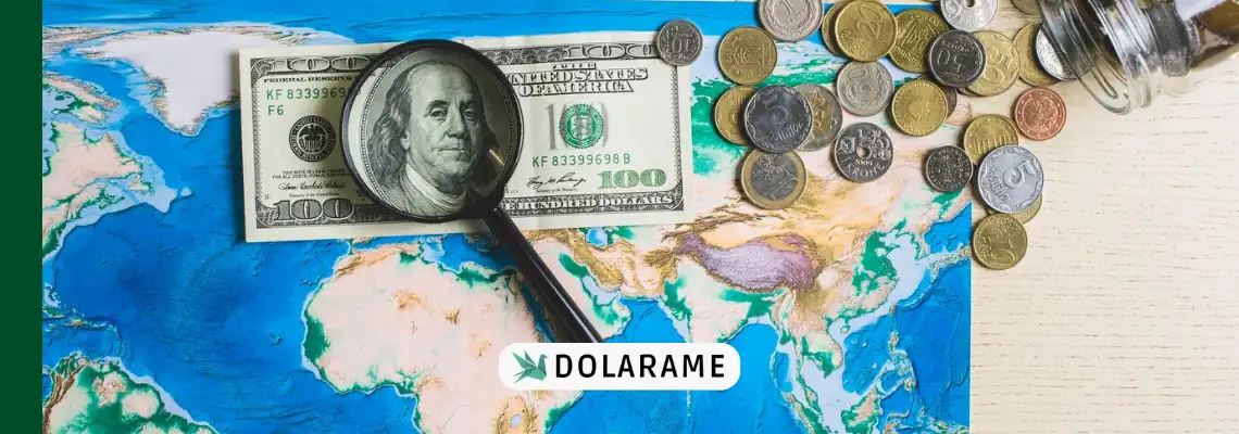 Imagem com mapa e dólares em cima para indicar moeda mais valorizada do mundo